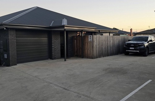 George Town Villa | New home, 5 minutes drive to beaches & MTB trials, walk to shops, pets, WiFi