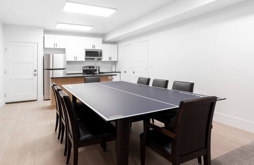 Farmington House | New home, any season getaway. Minutes away from everything!