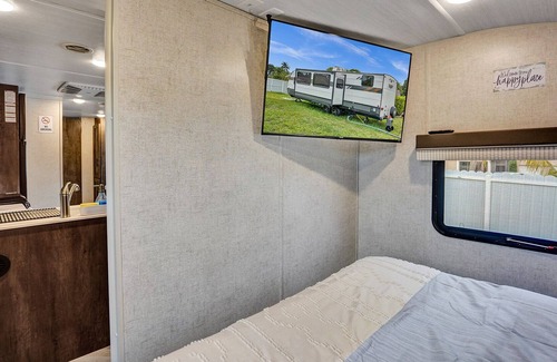 Margate House | NEW HOME CAMPER/RV TWO SEPARATE BEDROOMS WITH DOORS ONE BATHROOM.