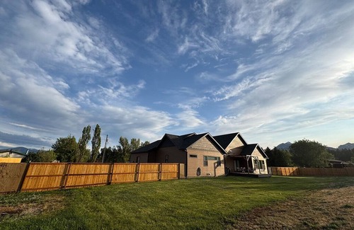 Darby House | New home, close to skiing, hunting, rodeos, hiking. Fenced yard, pet friendly.