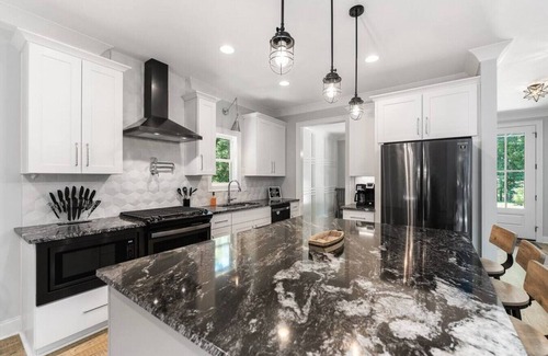 Winchester House | New Home, Dock, Home Theatre, Hot Tub, Fire Pit, Kayaks