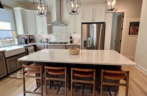 Cheshire House | NEW Home in Cheshire Village - Stunning Mountain Views - 3BR 4BA - EV Charger