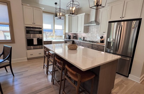 Cheshire House | NEW Home in Cheshire Village - Stunning Mountain Views - 3BR 4BA - EV Charger