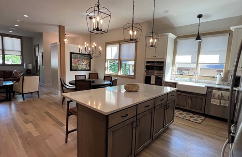 Cheshire House | NEW Home in Cheshire Village - Stunning Mountain Views - 3BR 4BA - EV Charger