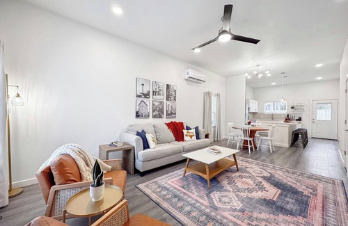 Denver Heights House | NEW Home in Downtown-2 mi to Riverwalk Near BMT grad 1mi to Alamodome-FrostBank