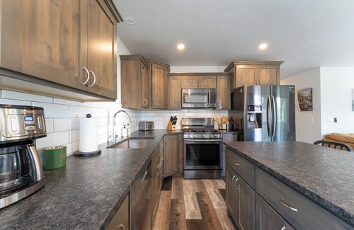 Columbia Falls House | New! Home located off Flathead River with balcony & fireplace