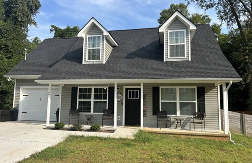 Knoxville House | New home minutes to Downtown Knoxville or UT and 30 minutes to Pigeon Forge