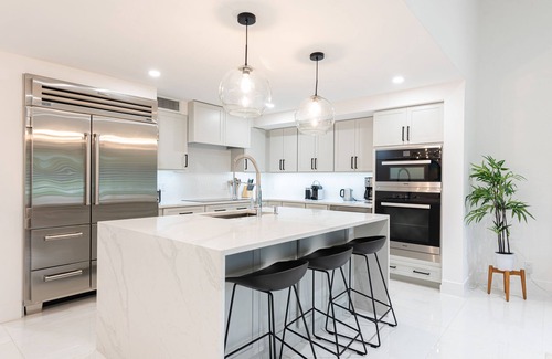 Hunt Club House | New Home on PGA National Golf Course with Private Hot Tub by Guaranteed Rental™