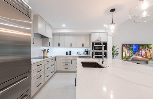 Hunt Club House | New Home on PGA National Golf Course with Private Hot Tub by Guaranteed Rental™