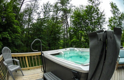 Meredith House | New Home Private Pool/Hot Tub Near Meredith Center
