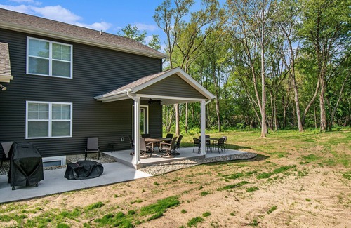 South Bend House | New Home! Quiet location- only 3 minutes to Notre Dame- Sleeps 12
