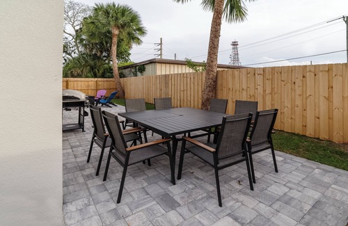 Cocoa House | New Home: Rooftop Seating - Grill - Pets - Sleeps 10