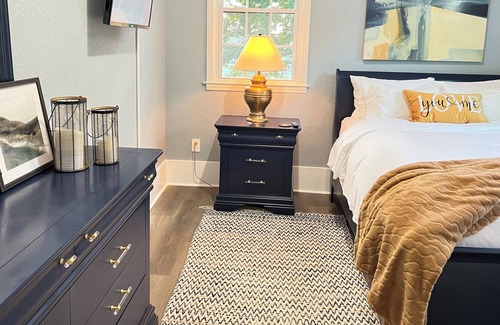 Valley Falls House | NEW Home Sleeps 8! Walk to Sherman, 2 Yards, Dog & Kid Friendly Boiling Springs