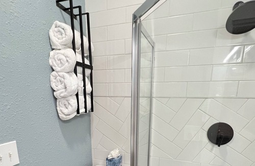 Valley Falls House | NEW Home Sleeps 8! Walk to Sherman, 2 Yards, Dog & Kid Friendly Boiling Springs