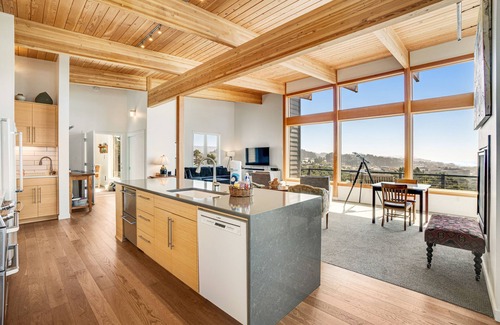 Roads End House | New home w/unparalleled ocean views & private hot tub - dogs welcome
