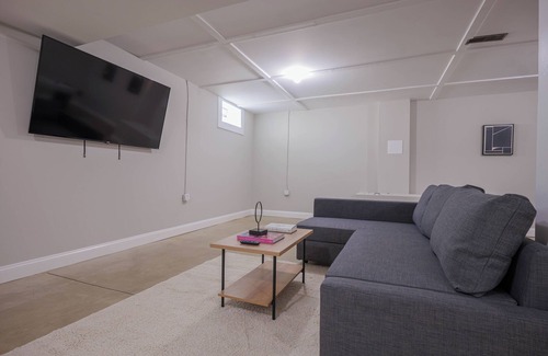 Hough House | New Home, Walk to Clinic, Private Patio & Hot Tub!