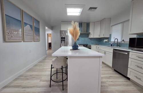 South Pinellas Community Council House | New Home with Pool, 5 minutes to Madeira Beach