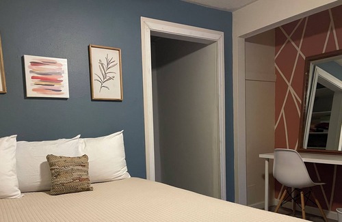 Mount Vernon House | New Hot Tub Cozy and Spacious 3bdrooms with private access to walking trail