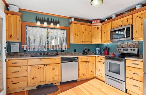 Estes Park House | New hot tub! Downtown cabin w/king bed, views