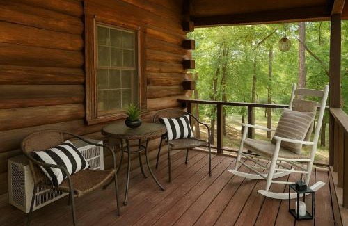 Eureka Springs House | NEW Hot tub, Fireplace, Swing, Modern Cabin