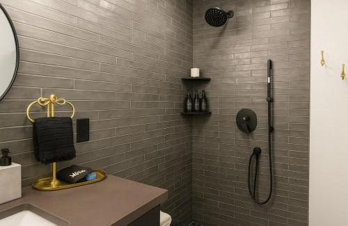 Eureka Springs House | NEW Hot tub, Fireplace, Swing, Modern Cabin