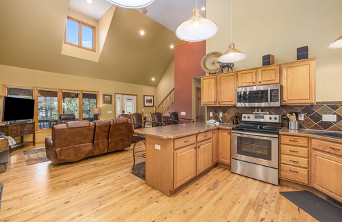 Estes Park Cabin | NEW HOT TUB, Game Room, PICKLEBALL COURT, AC, Fireplaces-close To RMNP, downtown