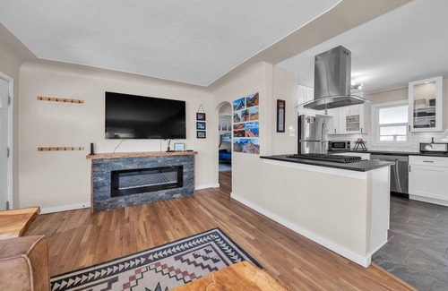 Sunnyside House | NEW! Hot Tub House w/Theater, Firepit, Big Backyd