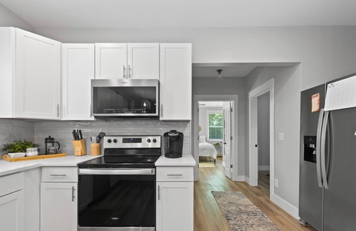 Charlotte House | ~NEW HOT TUB~ Luxury Property, Just minutes from Uptown!