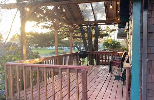 Rockaway Beach Cabin | New Hot Tub, Pet friendly, Fenced yard, Covered Porch 2 blocks to beach, Clean