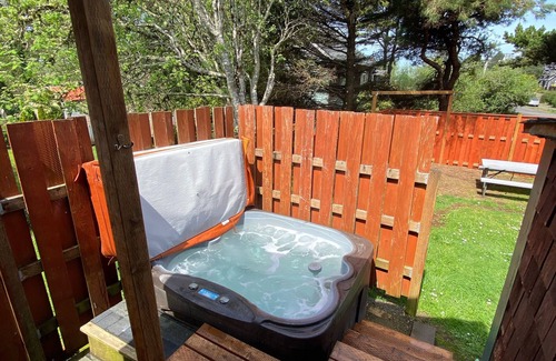 Rockaway Beach Cabin | New Hot Tub, Pet friendly, Fenced yard, Covered Porch 2 blocks to beach, Clean