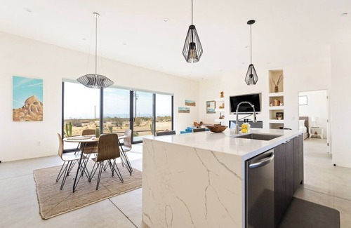 Joshua Tree House | New! Hot Tub, Pool, Dreamy Daybed · Moonlight Mesa