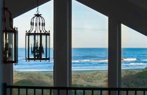 Gold Beach House | New Hot Tub! Spectacular View, Game Room, Beach Trail