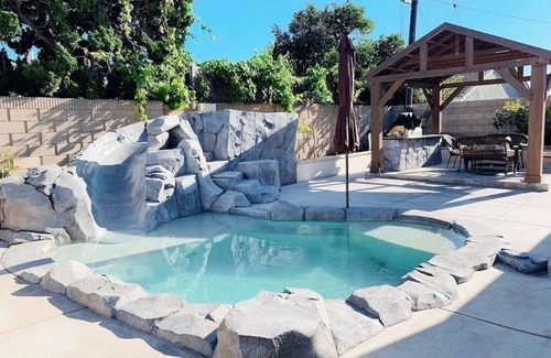 Midway City House | NEW HOUSE 4BE/2BA, cute POOL/SPA with slide NEAR BEACH, DISNEYLAND FOR 12!