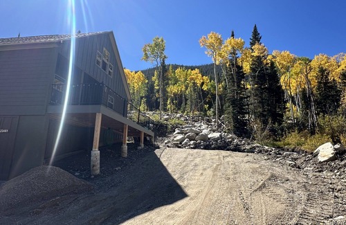 Garfield Cabin | NEW House minutes from SALIDA. 2 King, 4 Queen, 4 Full Bath, Garages