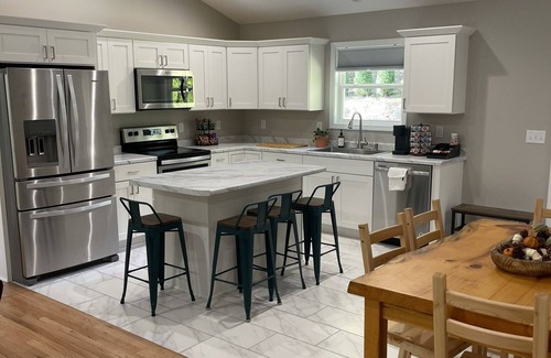Hendersonville House | NEW house nestled in a quiet area. Has hot tub & game room. 5 min to down town.