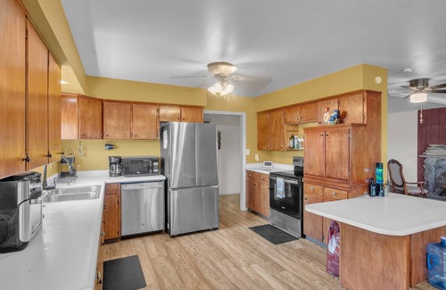 Canon City House | NEW! House of Broken Dove 5-Bedroom Home - Handicap accessible - Pets Allowed