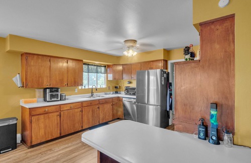 Canon City House | NEW! House of Broken Dove 5-Bedroom Home - Handicap accessible - Pets Allowed