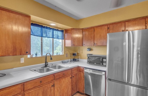 Canon City House | NEW! House of Broken Dove 5-Bedroom Home - Handicap accessible - Pets Allowed