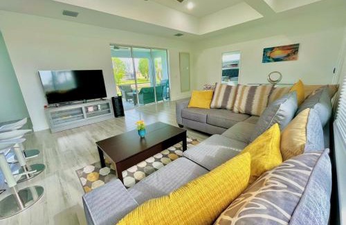 Trafalgar House | New house with canal view in Cape Coral