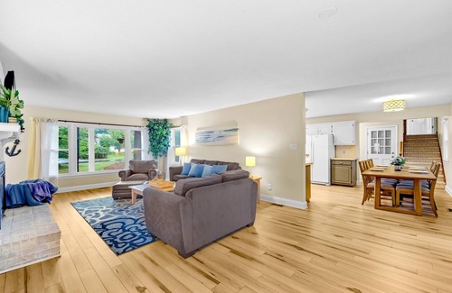 Mayhew House | NEW! Huge Covered Dock, Firepit, Kayaks, Foosball