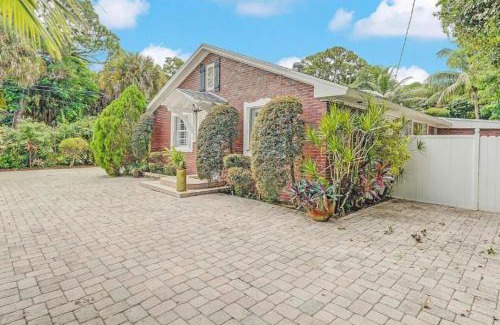 Pine Gardens North House | NEW Hugh St Hideaway with Pool