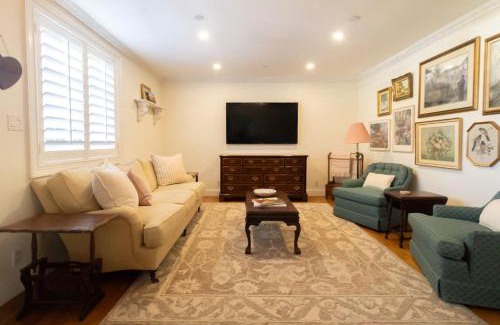 Pine Gardens North House | NEW Hugh St Hideaway with Pool