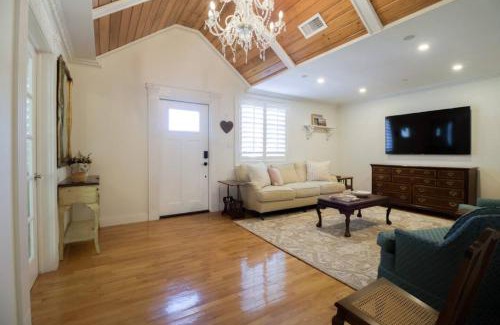Pine Gardens North House | NEW Hugh St Hideaway with Pool