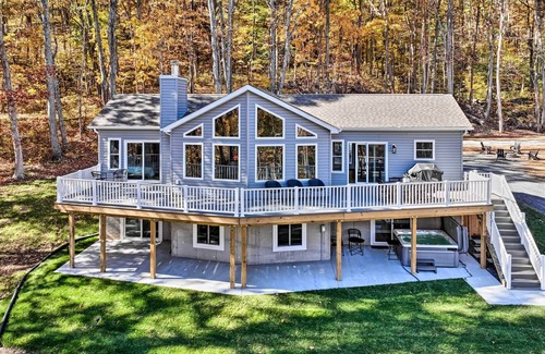 Bentonville House | NEW! Immaculate Sanctuary w/ Hot Tub & Fire Pit!