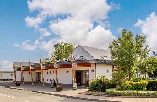 Mablethorpe Ski Chalet | New in 2020. Modern lodge with one double and one twin.