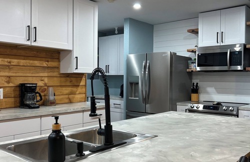 Suwannee House | NEW in Suwannee 5-bedroom with 11+ beds with Free boat slip and trailer parking