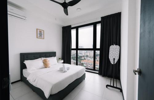George Town Apartment | NEW Infinity Pool 3 Bedrooms 2 Carparks