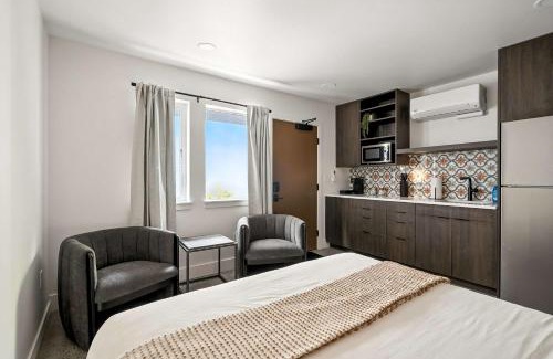 Kerns Apartment | New Kerns Studio Prime Spot Walkable Area