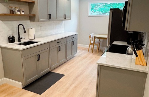 Buford House | New King Size Apt, Central Location, Modern Decor 1BR 1BA