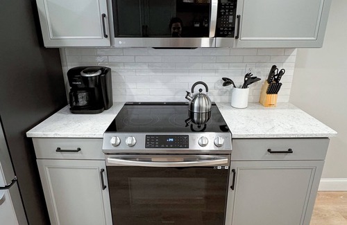 Buford House | New King Size Apt, Central Location, Modern Decor 1BR 1BA